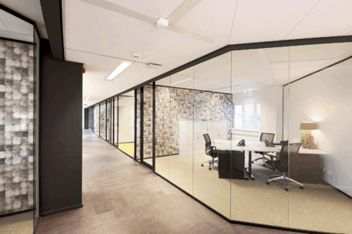 Systeemwand terugliggende plint en voeg