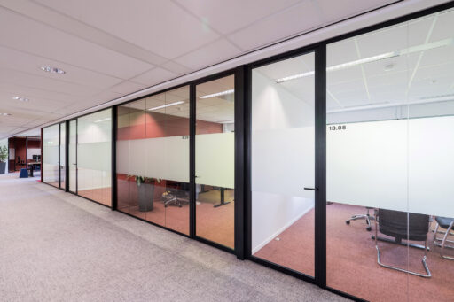 Glazen systeemwand