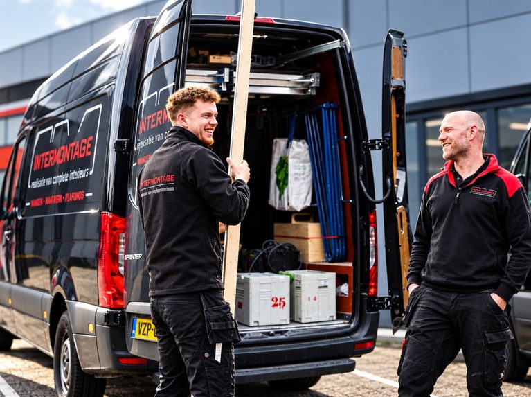 Productie - monteurs - bus - inladen