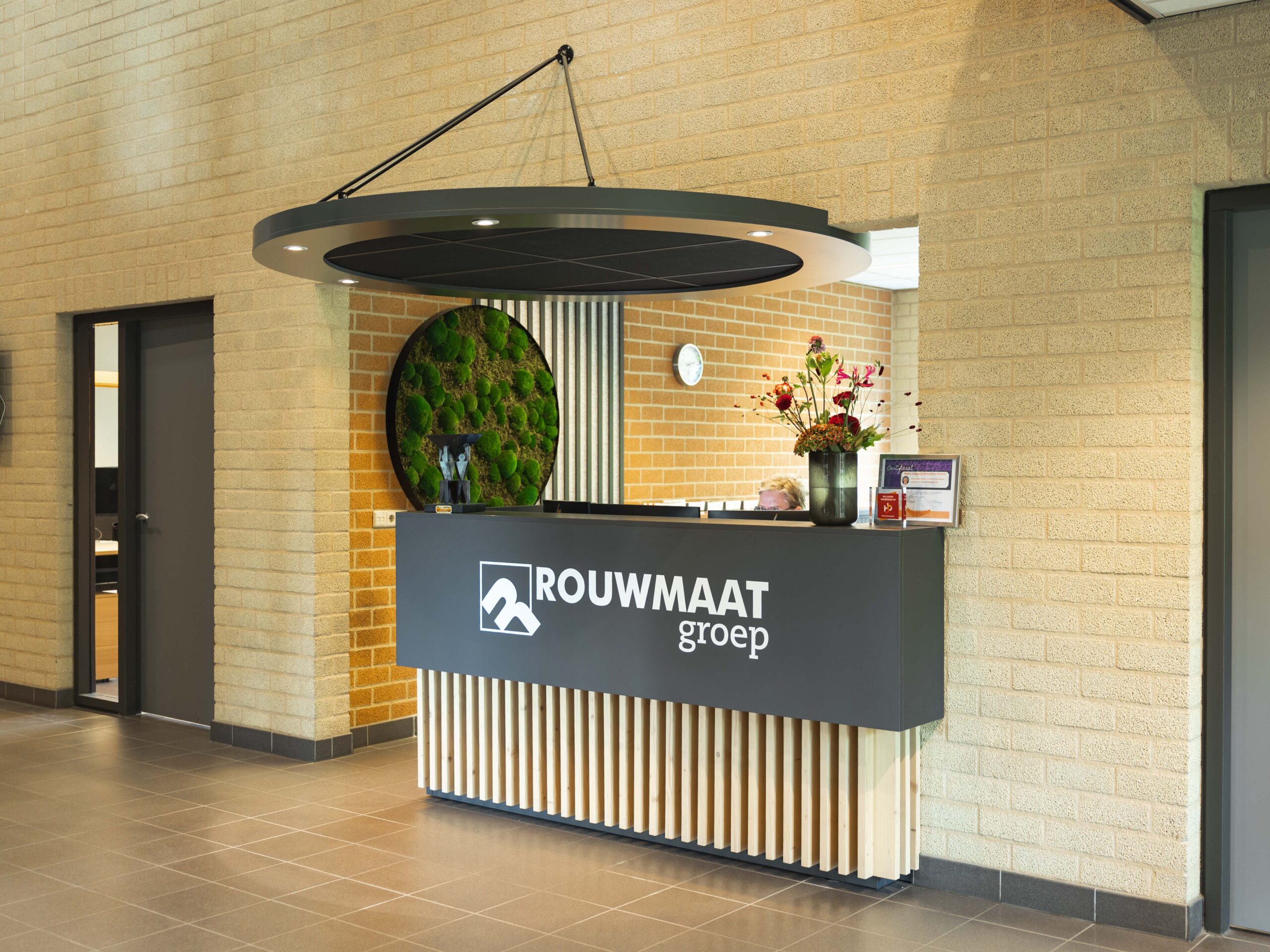 Intermontage interieurbouw Rouwmaat balie moswand