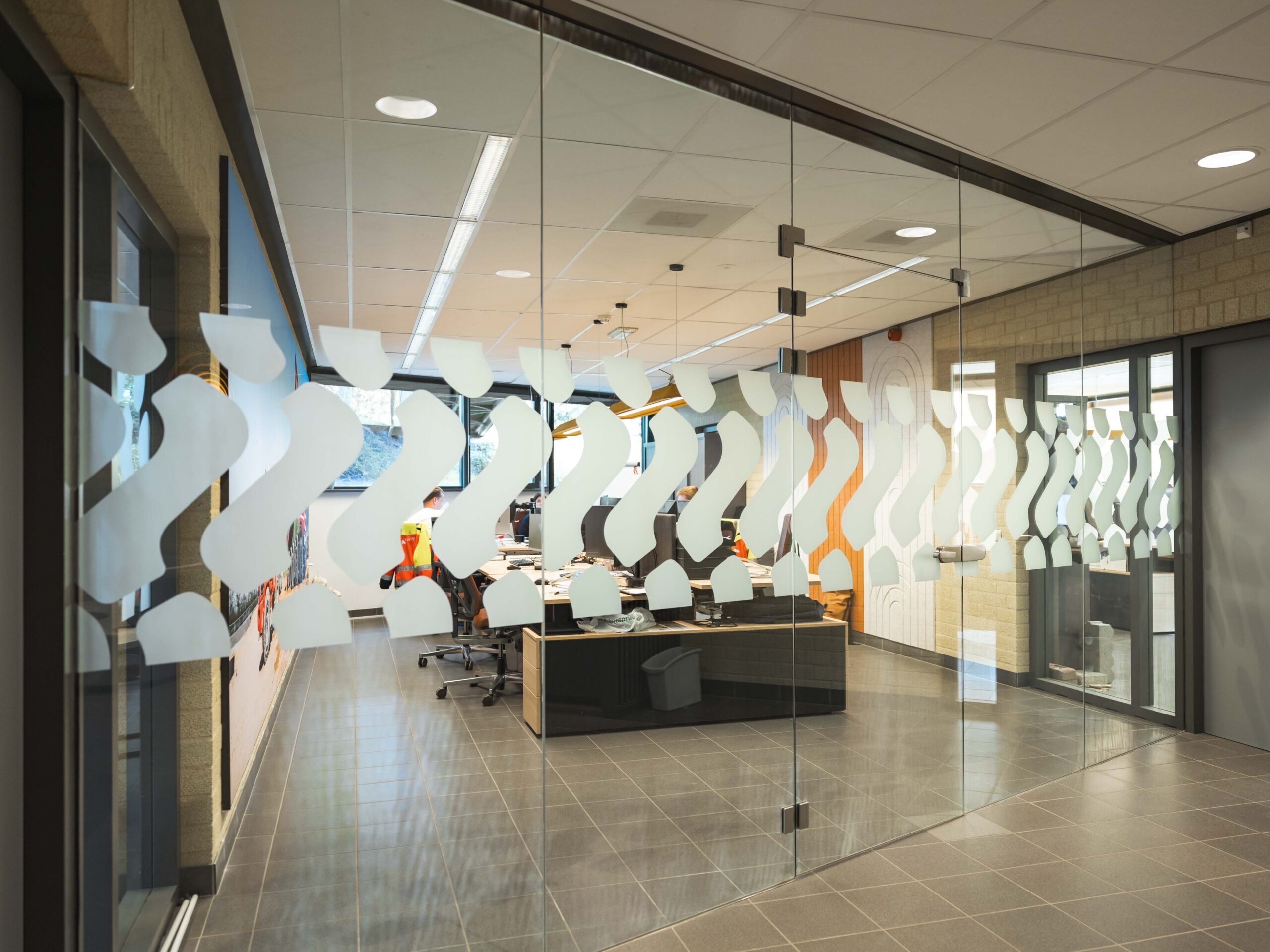 Intermontage interieurbouw Rouwmaat glazen kantoorwand glazen deur folie