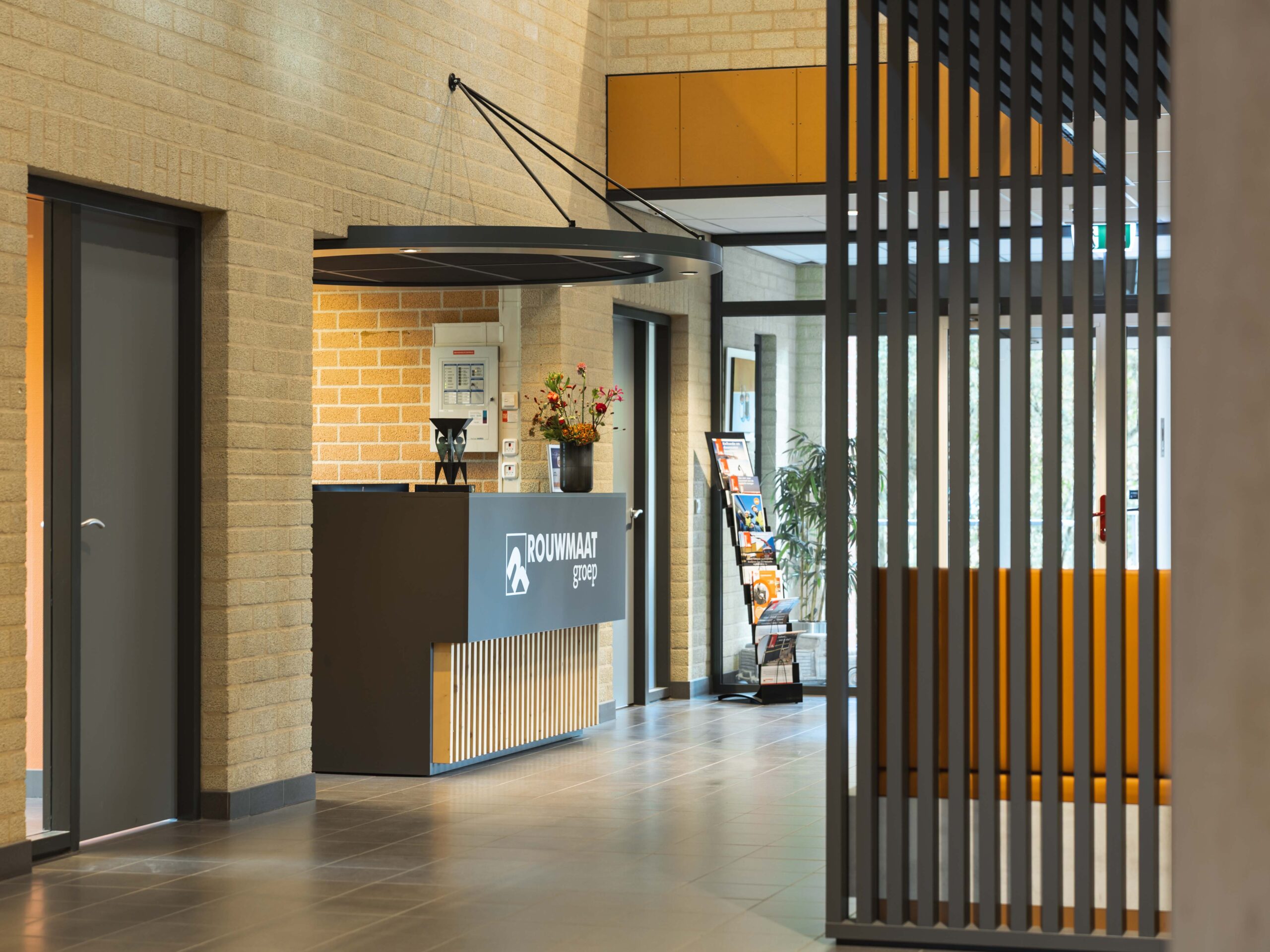 Intermontage interieurbouw Rouwmaat maatwerk balie aanpassing verlichting lamellen zithoek