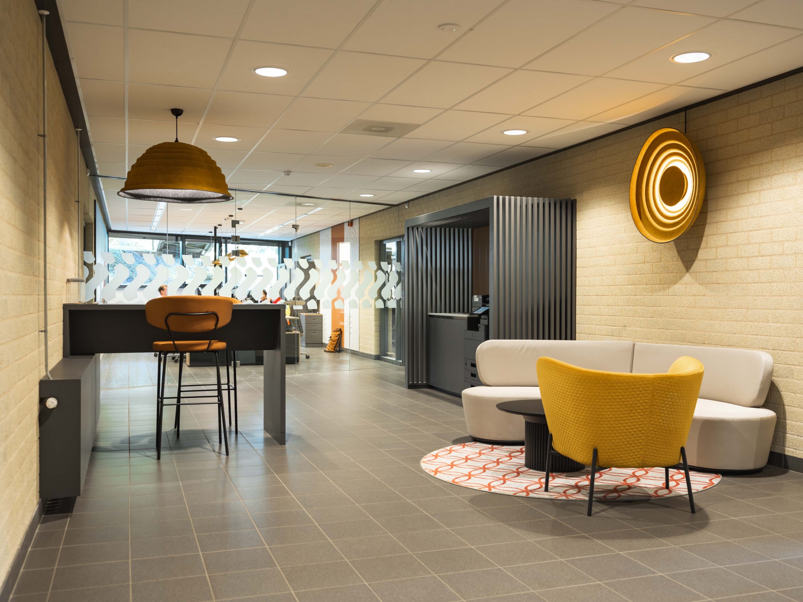 Intermontage interieurbouw Rouwmaat maatwerk ombouw radiatoren tafel met schaamschot overlegplek akoestische lampen kelder