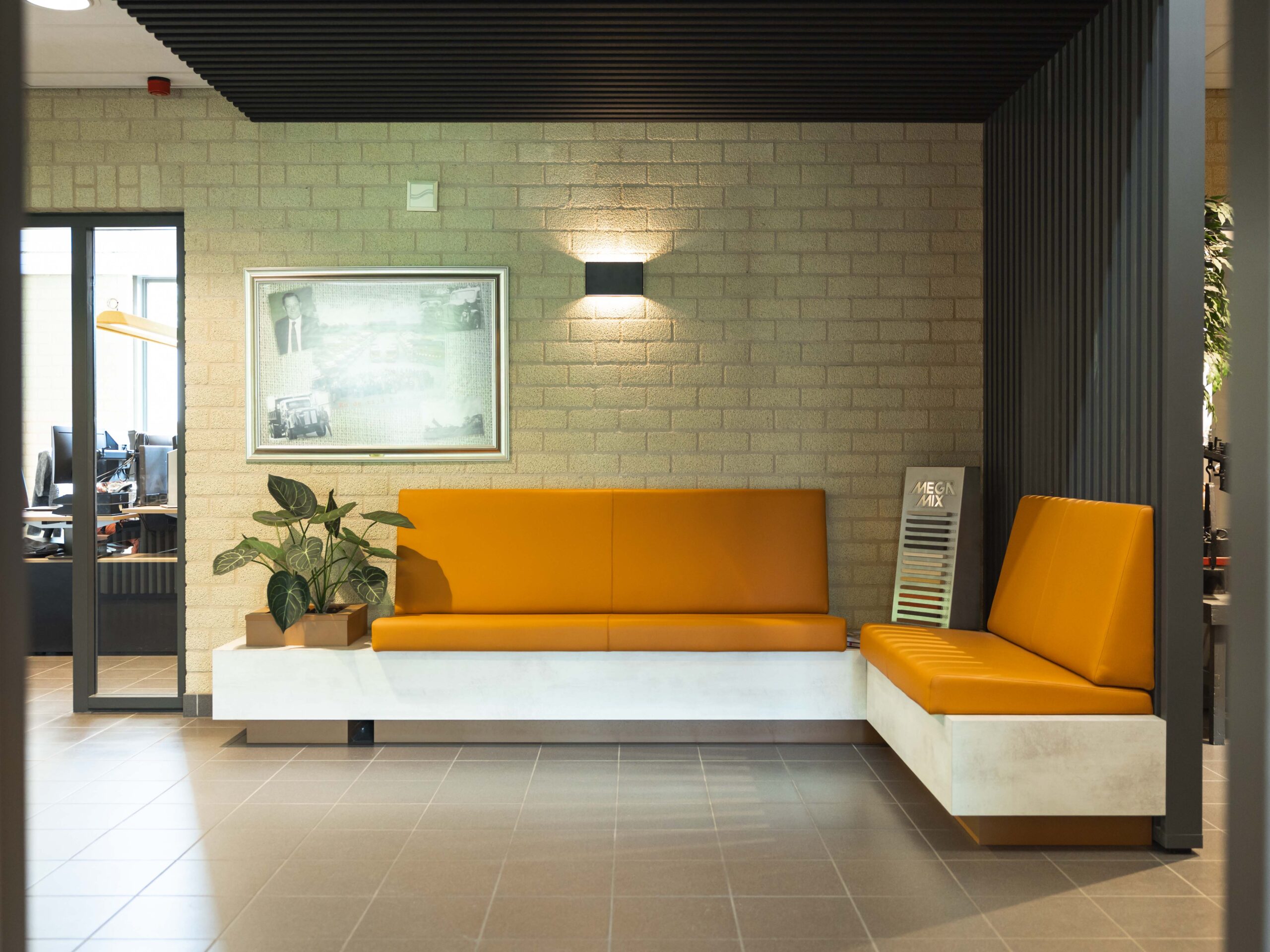 Intermontage interieurbouw Rouwmaat maatwerk zitbanken met plantenbak lamellen overhang