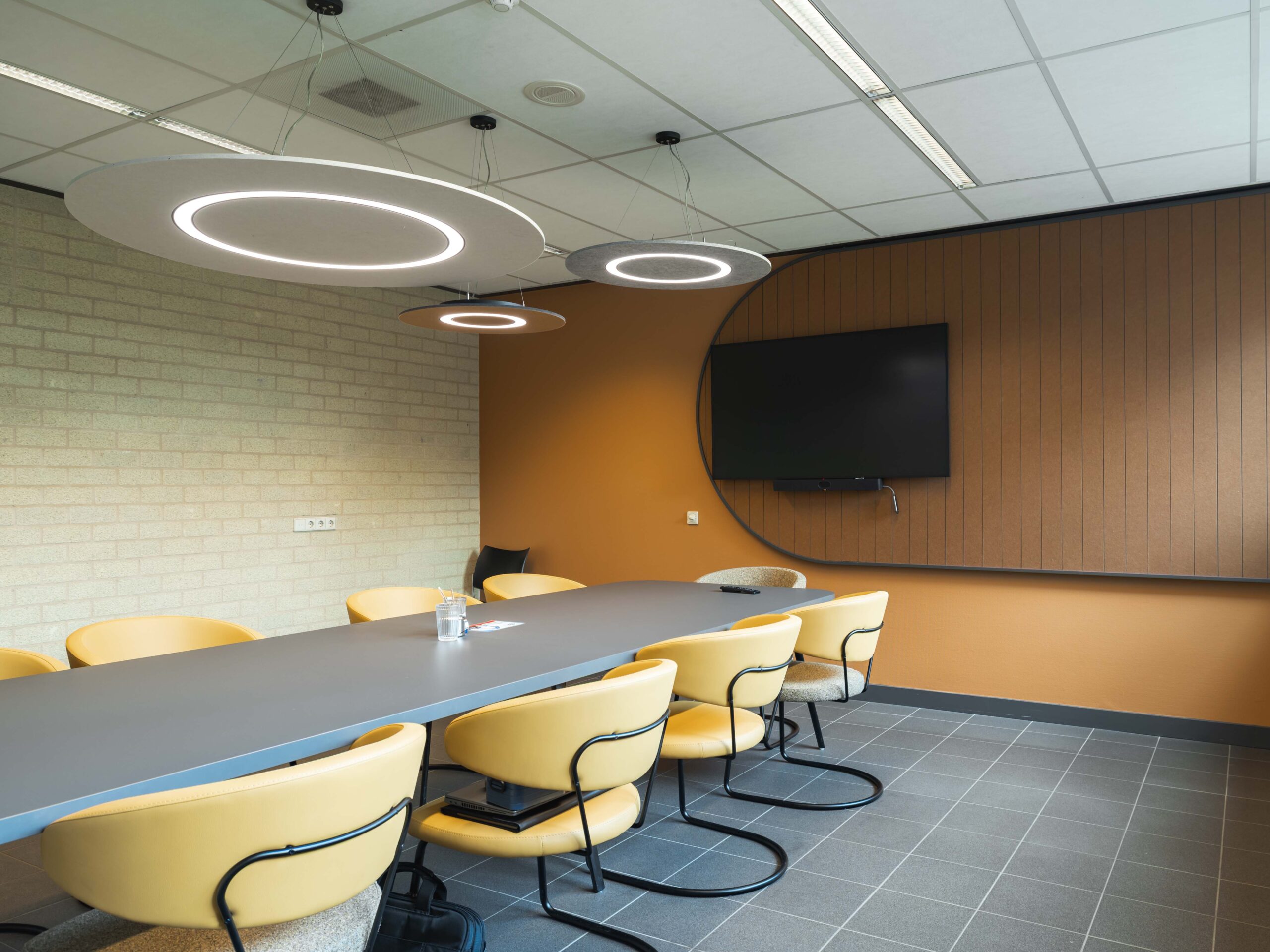Intermontage interieurbouw Rouwmaat verlichting presentatiewand overlegruimte