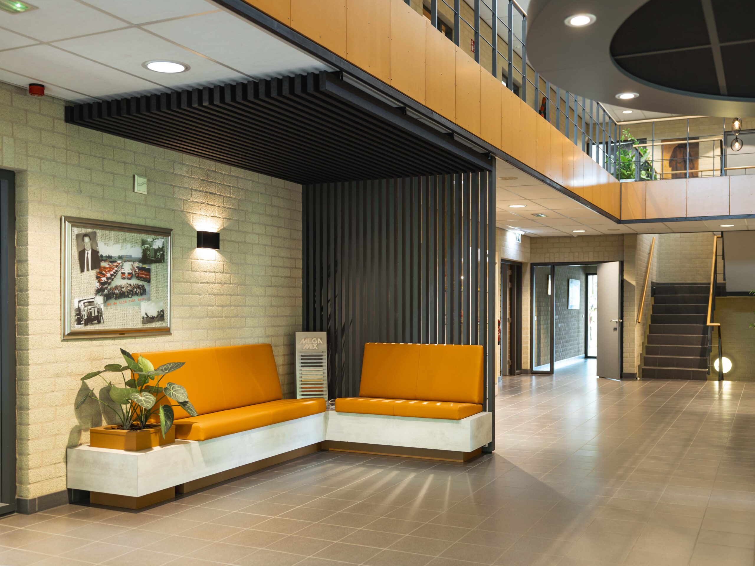 Intermontage interieurrealisatie Rouwmaat zitbanken zithoek lamellen plafond entree