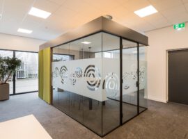 Genemuiden Pleijsier Palet Vrijstaande Glazen Unit Cube Treinzit Kantoor Akoestische Oplossing Intermontage